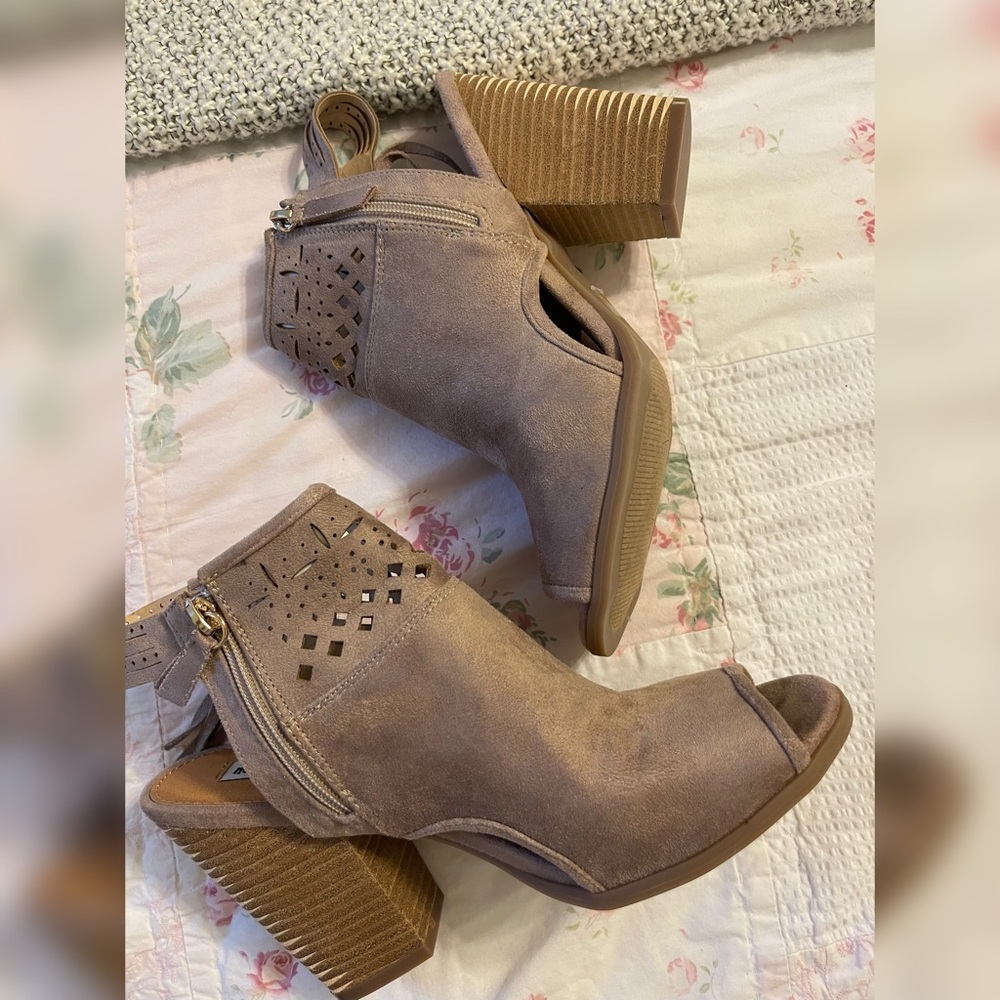 Not Rated Open Toe Tan Faux Suede Fringe Block heel Booties Sz 10 NIB - Picture 2 of 9